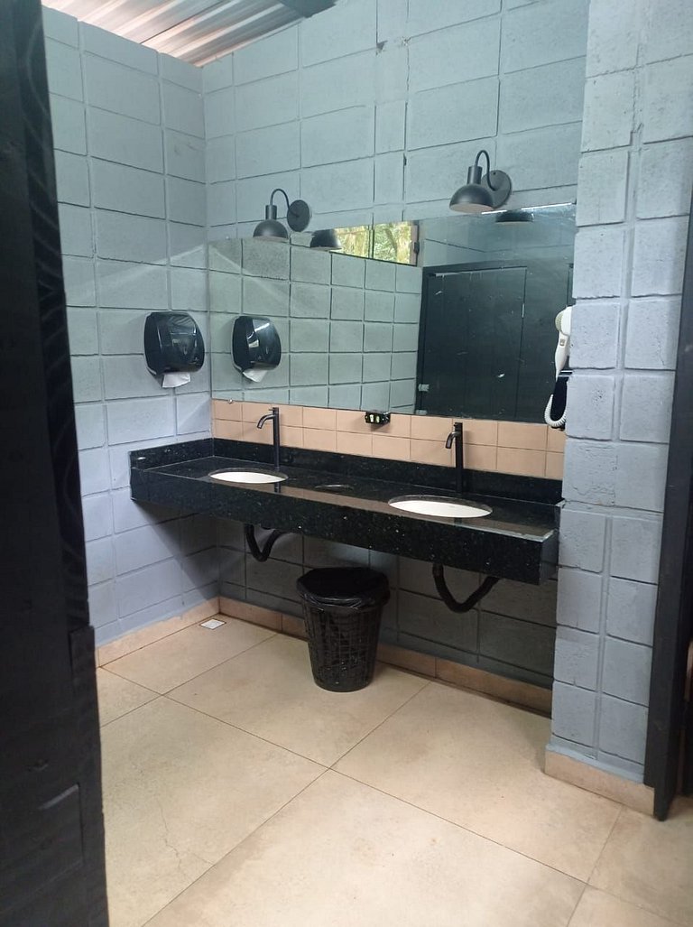 Glamping às margens da represa dos Alagados