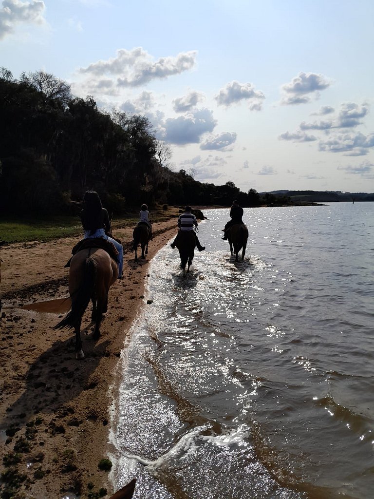 Glamping às margens da represa dos Alagados