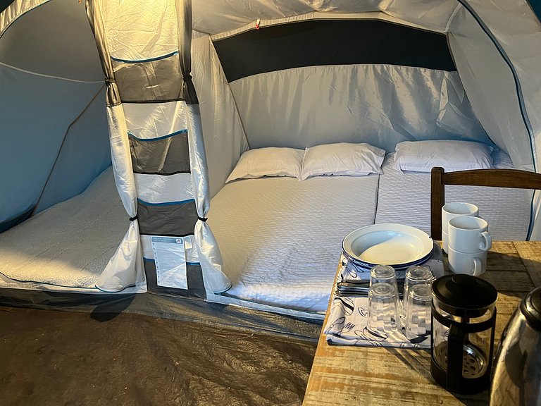 Glamping às margens da represa dos Alagados